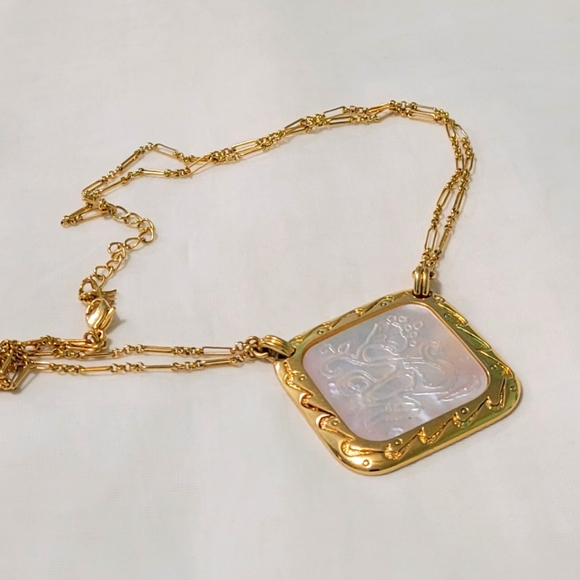 Lovely Vintage Mother Of Pearl Pendant Square Marked Butler Choker Necklace - Picture 1 of 4